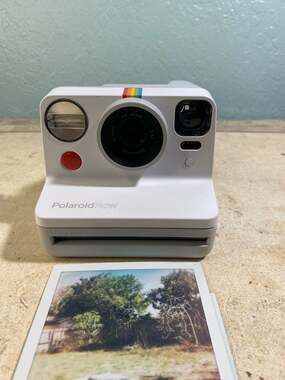 Polaroid Now i-Type Instant Camera White with 600 Film Bundle